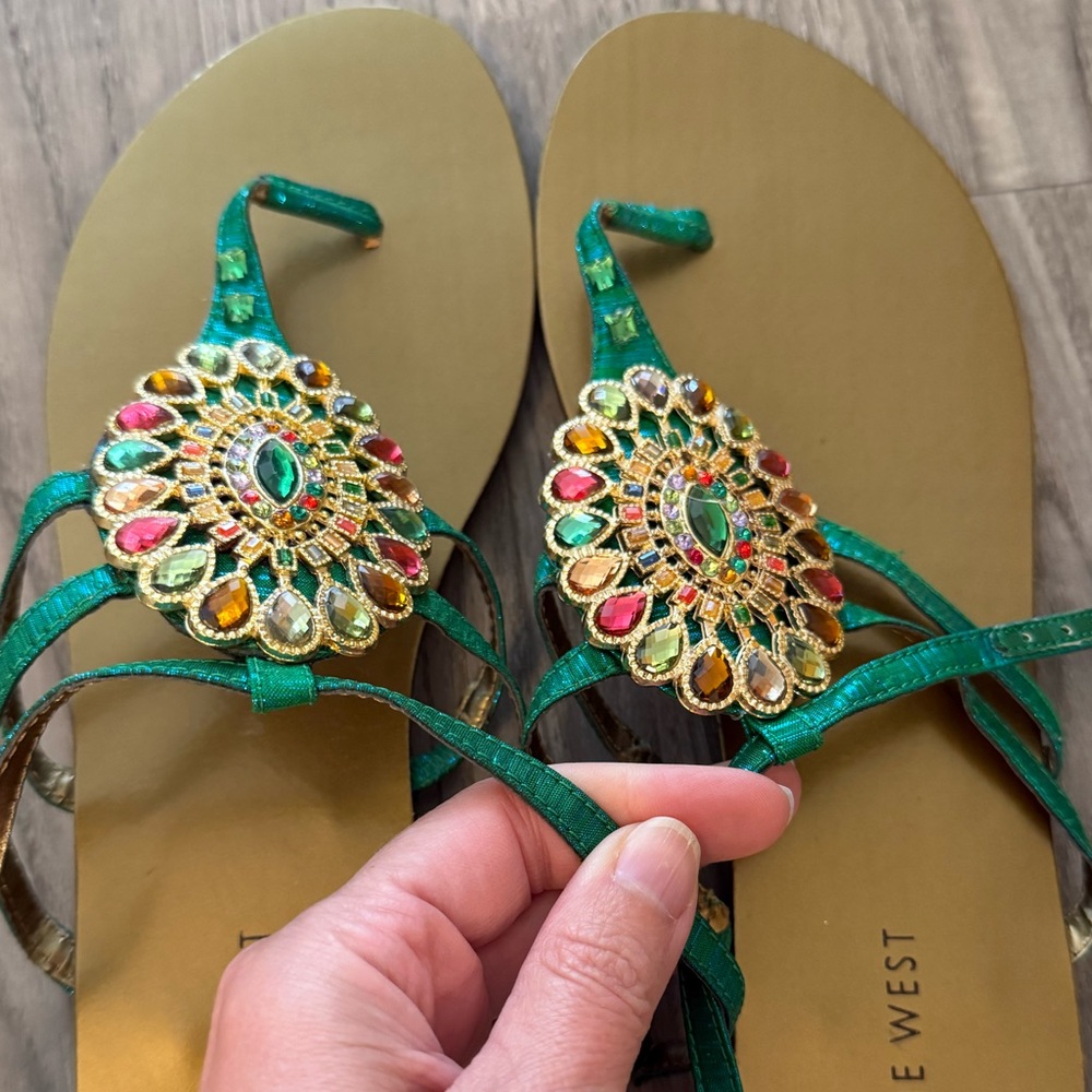 Nine West Emerald Green & Gold Colorful Jeweled Sandals! Like New! 9.5! - Picture 4 of 8